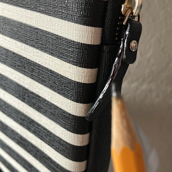 Kate Spade: Black/White Strip Computer Laptop Padded Zip Case/Sleeve - Picture 9 of 16